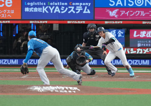 西武対日本ハム　5回裏西武無死、長谷川信哉はさん対前にセーフティーバントを決める。投手有原航平（撮影・足立雅史）