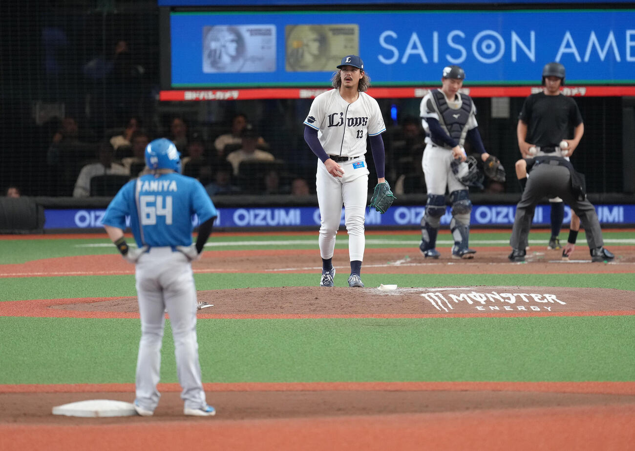 西武対日本ハム　5回表日本ハム無死一塁、奈良間大己への投球を捕球できず一塁走者田宮裕涼の進塁を許す捕手小島大河。記録は高橋光成の暴投（撮影・足立雅史）