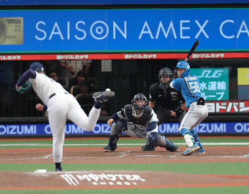 西武対日本ハム 7回裏西武1死一塁、代走高松渡(下)は二塁盗塁を決めるも遊撃手水野達稀と交錯する(撮影・滝沢徹郎)