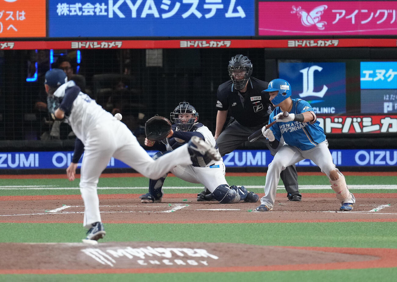 西武対日本ハム　7回表日本ハム1死三塁、打者山県秀の時、篠原響の暴投で日本ハムが1点を追加する。捕手小島大河（撮影・足立雅史）