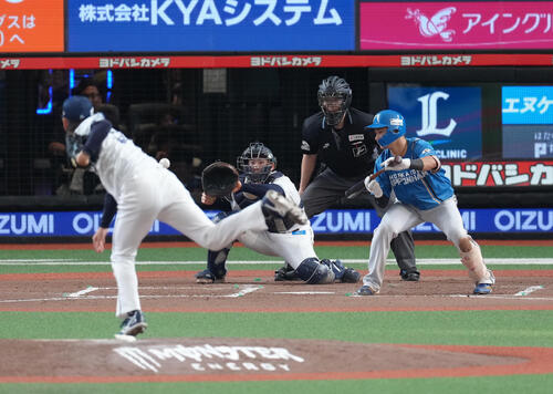 西武対日本ハム 7回表日本ハム1死三塁、打者山県秀の時、篠原響の暴投で日本ハムが1点を追加する。捕手小島大河(撮影・足立雅史)