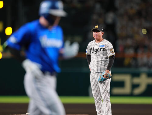 阪神対DeNA 6回表DeNA2死、村上頌樹は佐野恵太（手前）にソロ本塁打を浴びる（撮影・上山淳一）