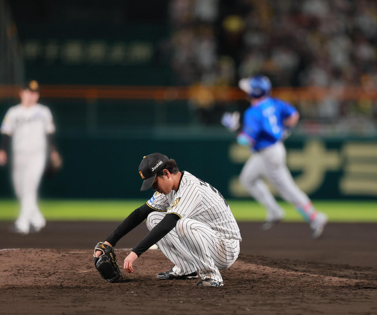 阪神対DeNA 8回表DeNA2死、高橋遥人（手前）は牧秀悟にソロ本塁打を浴び落胆する（撮影・上山淳一）
