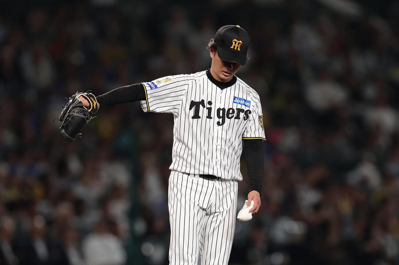 阪神対DeNA 8回表DeNA2死、牧秀悟に先制本塁打を浴びた高橋遥人（撮影・前田充）