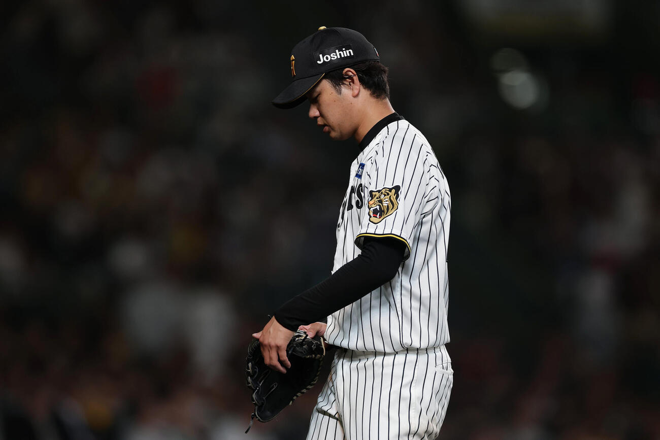阪神対DeNA 8回表を投げ終え、うつむきながらベンチへ戻る阪神高橋遥人（撮影・前田充）