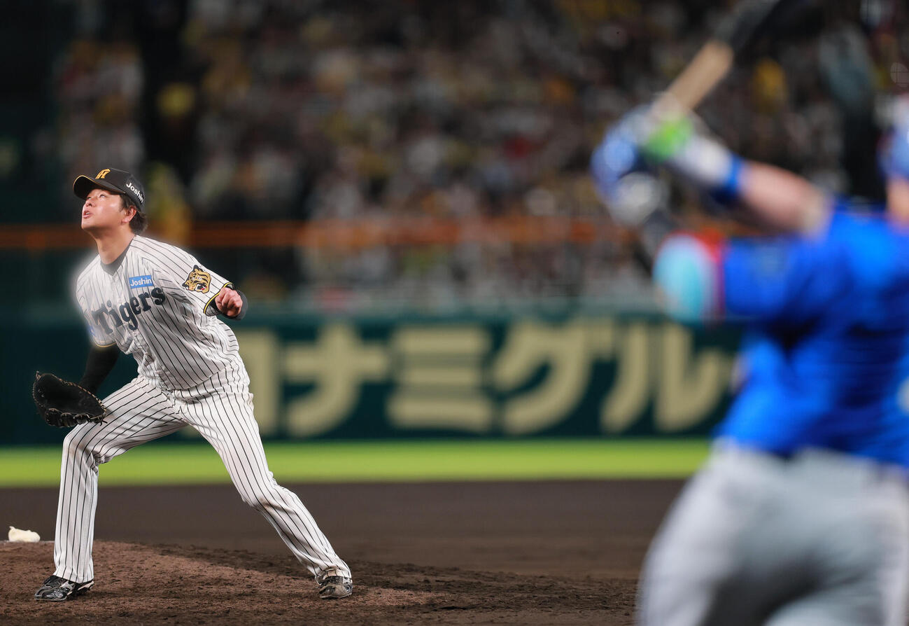 阪神対DeNA 8回表DeNA2死、高橋遥人（手前）は牧秀悟にソロ本塁打を浴びる（撮影・上山淳一）