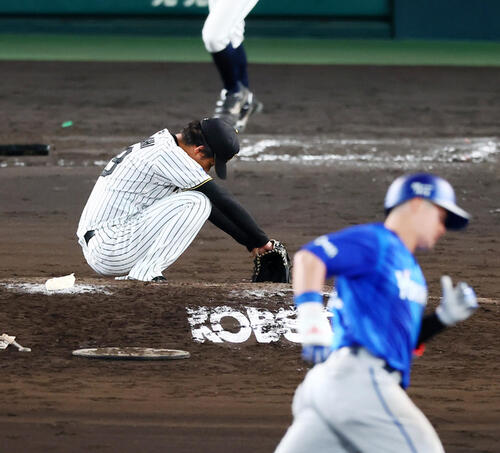 阪神対DeNA 8回表DeNA2死、高橋遥人は牧秀悟に左中間越えソロ本塁打を浴びる（撮影・加藤哉）