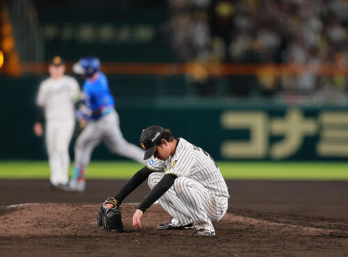 阪神対DeNA 8回表DeNA2死、高橋遥人（手前）は牧秀悟にソロ本塁打を浴び落胆する（撮影・上山淳一）