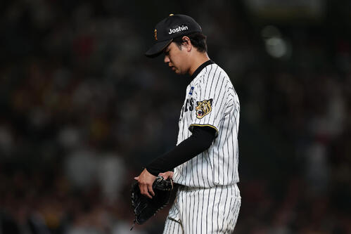 阪神対DeNA 8回表を投げ終え、うつむきながらベンチへ戻る阪神高橋遥人（撮影・前田充）