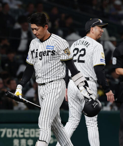 阪神対DeNA 8回裏阪神2死、空振り三振に倒れベンチへ戻る立石正広。右は藤川球児監督（撮影・前田充）