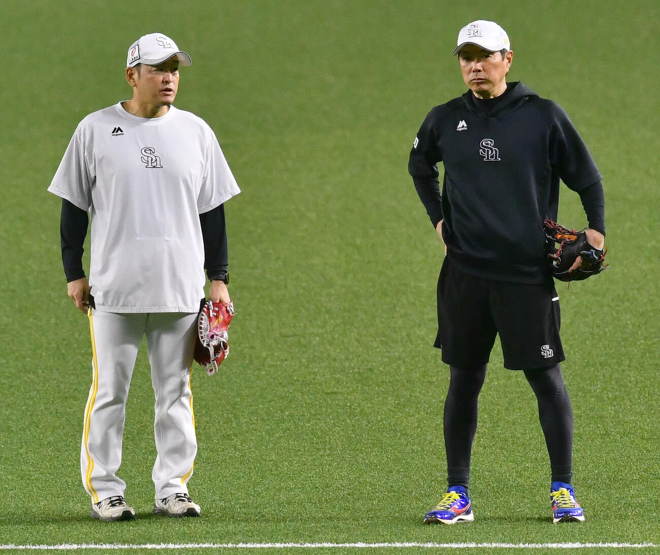 倉野信次投手チーフコーチ兼投手ヘッドコーディネーター（左）と話すソフトバンク小久保裕紀監督（撮影・岩下翔太）