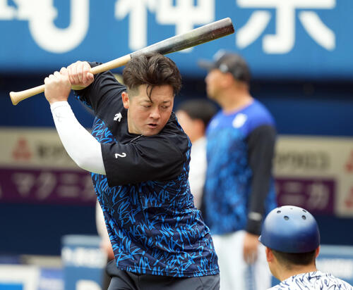 ティー打撃を行う行うDeNA牧秀悟（撮影・たえ見朱実）