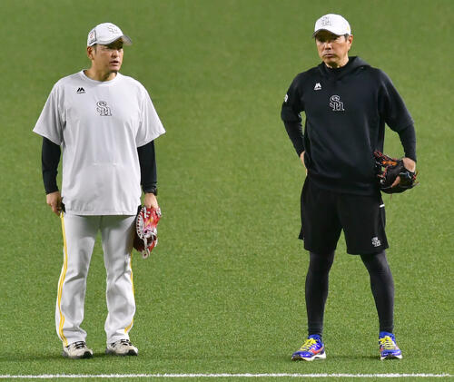 倉野信次投手チーフコーチ兼投手ヘッドコーディネーター（左）と話すソフトバンク小久保裕紀監督（撮影・岩下翔太）