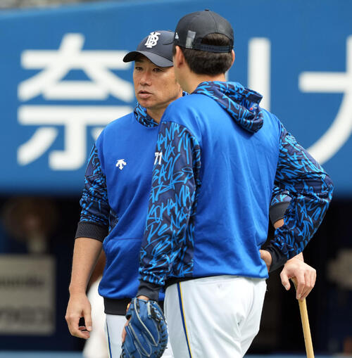 選手の動きを見るDeNA相川亮二監督（撮影・たえ見朱実）