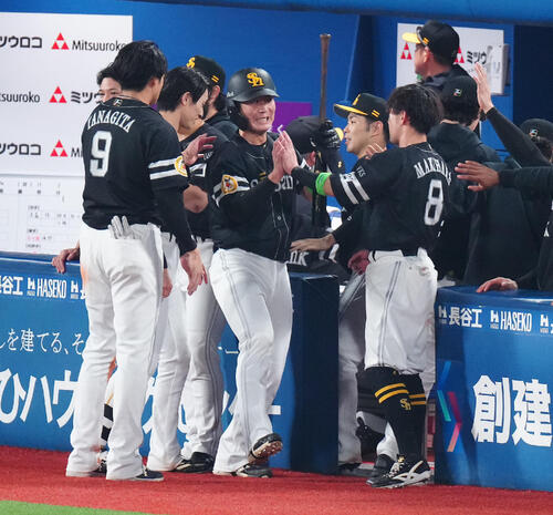 DeNA対ソフトバンク　11回表ソフトバンク1死一、二塁、庄子雄大の適時二塁打で生還し、ナインと笑顔でハイタッチする川村友斗（撮影・鈴木みどり）