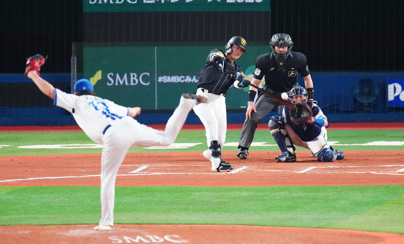 DeNA対ソフトバンク　10回表ソフトバンク1死、勝ち越し本塁打を放つ川村友斗。投手伊勢大夢（撮影・鈴木みどり）
