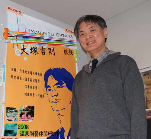 笑顔をみせる札幌国際大の大塚特任教授（撮影・山崎純一）