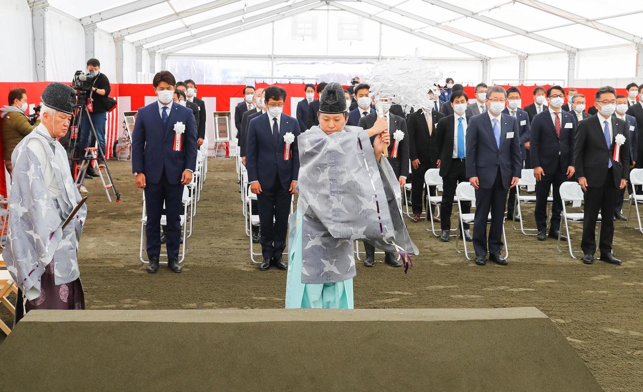 13日、新球場の起工式で整列する関係者。後方左から稲葉SCO、栗山監督（代表撮影）