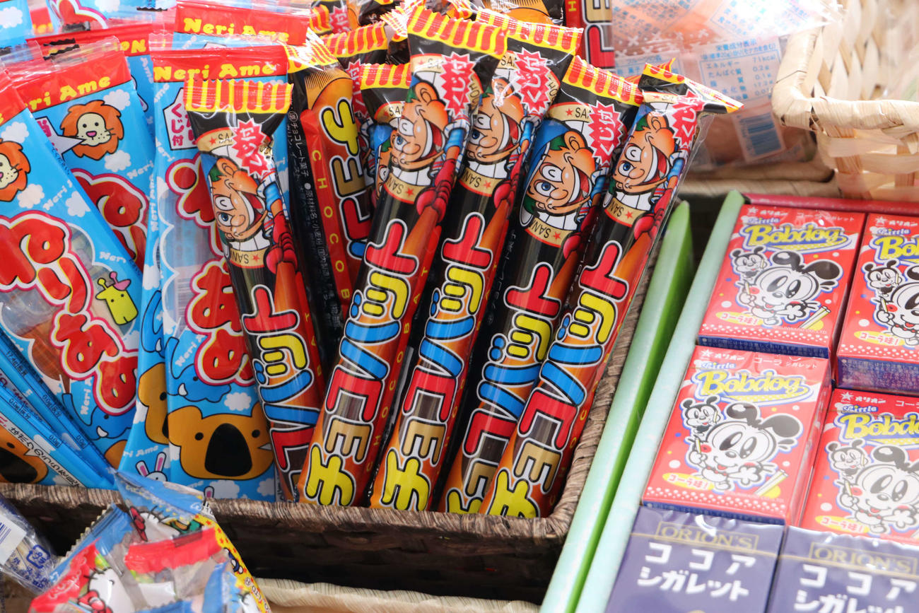 北広島市内にあるおかしのたにぽんで人気を集めているチョコバット（中央）（撮影・山崎純一）