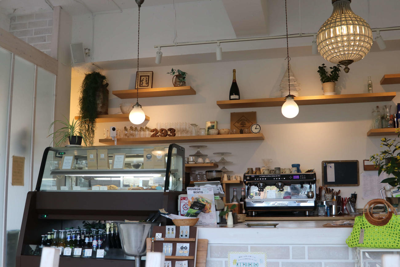 北広島市内にあるMon　bon　cafe（モンボンカフェ）の店内（撮影・山崎純一）