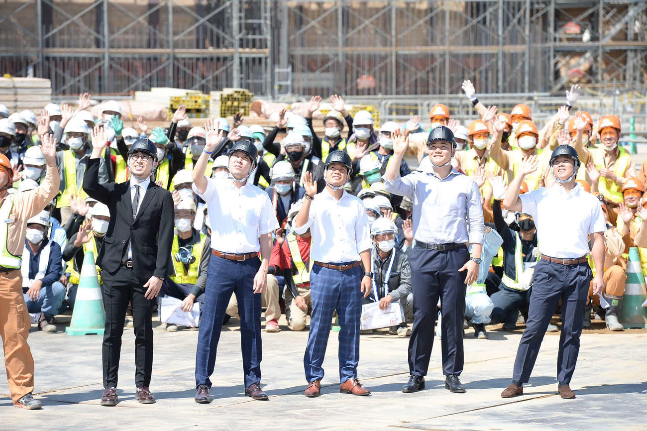 8月24日　北広島にある新球場建設予定地を見学した日本ハムの選手らが上空を飛ぶドローンへ向けて手を振る（手前左から金子、宮西、福田、清宮、鶴岡）（球団提供）
