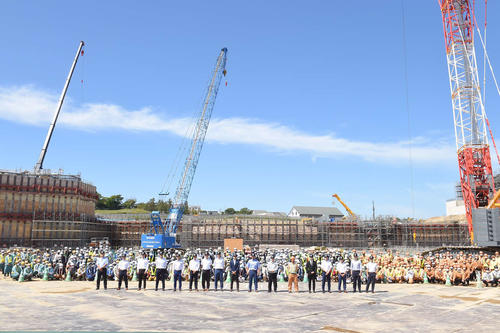 8月24日　北広島にある新球場建設予定地を見学した日本ハムの選手・コーチ15人は約400人の作業員とともに記念撮影する（球団提供）