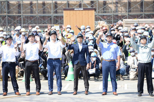 8月24日　北広島にある新球場建設予定地を見学した日本ハムの選手らが上空を飛ぶドローンへ向けて手を振る（手前左から堀、加藤、杉浦、中島、中田）（球団提供）