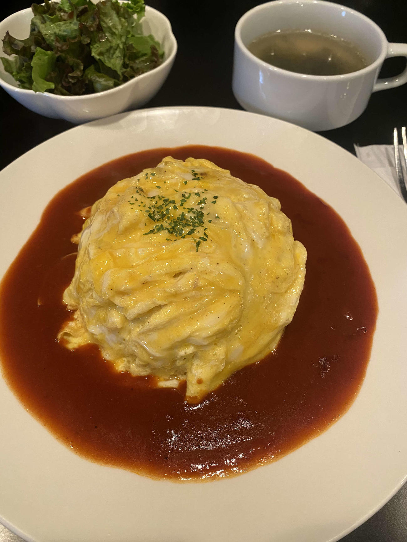 北広島市内にあるキッチンハウス・ポテトで人気のオムライス（撮影・山崎純一）