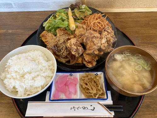 北広島市内にあるごちそうさん食堂で人気の「豚しょうが焼きザンギコンビ定食」(撮影・山崎純一)