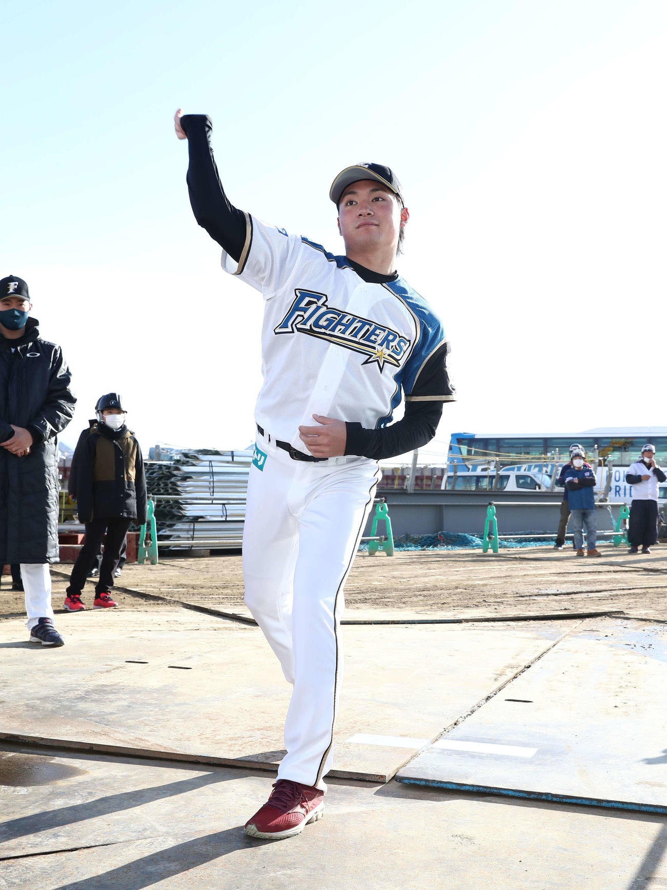 建設中の新球場のマウンド付近でシャドーピッチングする伊藤（撮影・黒川智章）