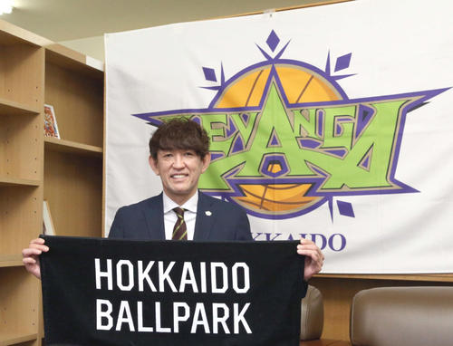 日本ハムのボールパークが印字されたタオルを持ち撮影に応じるレバンガ北海道折茂社長（撮影・佐藤翔太）