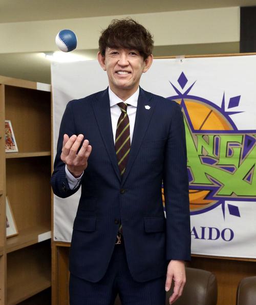 野球ボールを手に思いを語るレバンガ北海道折茂社長（撮影・佐藤翔太）