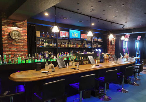北広島市内に店を構える「BAR Cross Time（バークロスタイム）」の店内（BAR Cross Time立蔵さん提供）