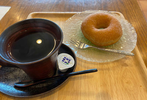 大塚茶房で人気のドーナツとコーヒーのセット（撮影・山崎純一）