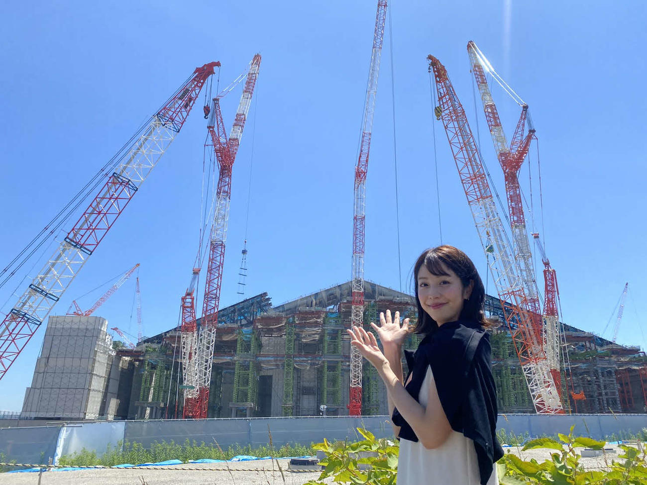 ボールパーク「Fビレッジ」を訪れるタレント本郷杏奈
