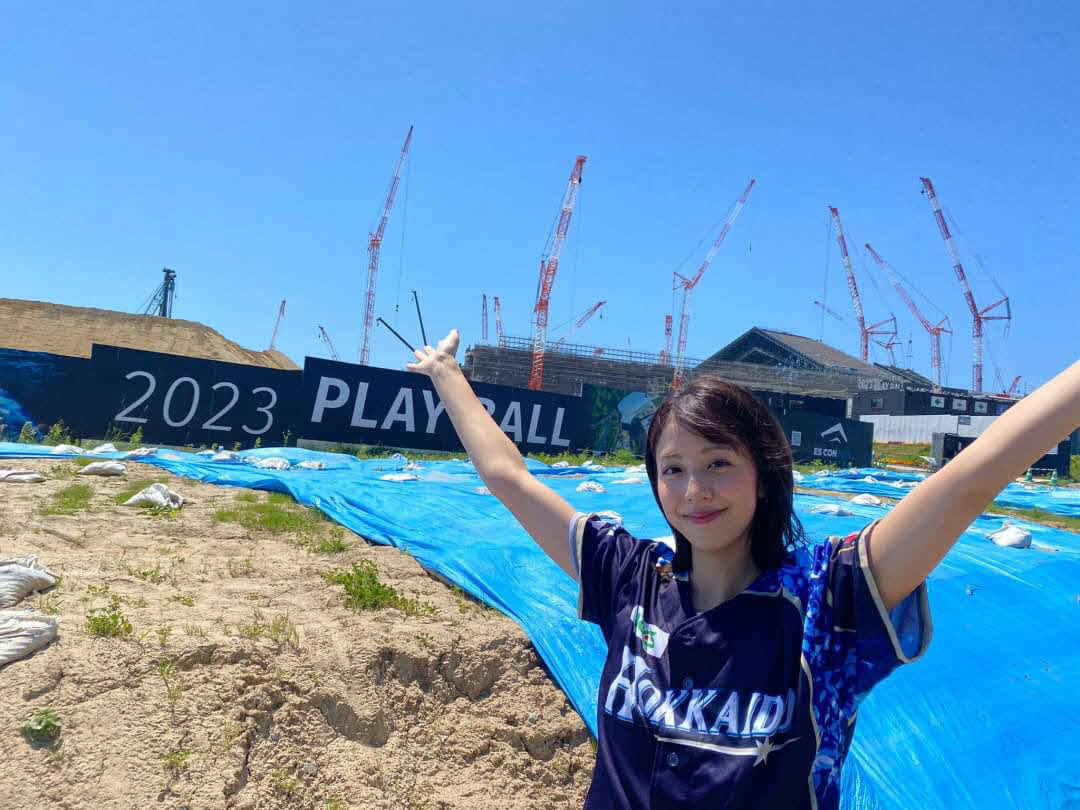 ボールパーク「Fビレッジ」を訪れるタレント本郷杏奈