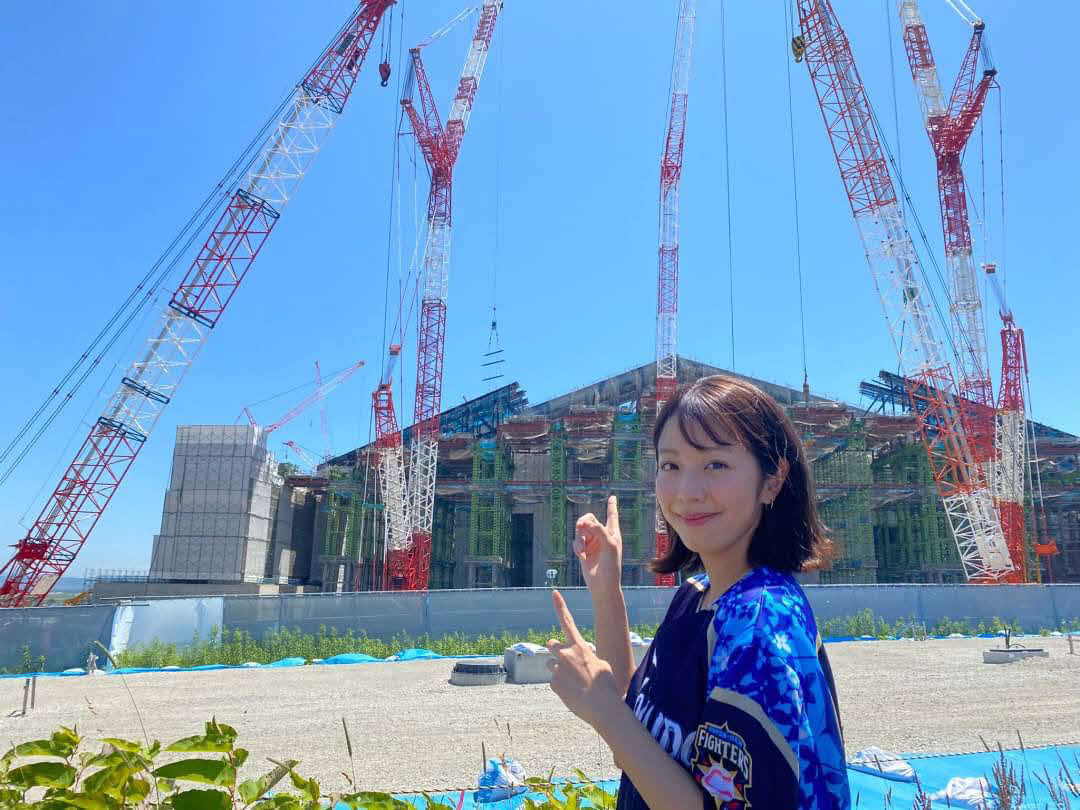 ボールパーク「Fビレッジ」を訪れるタレント本郷杏奈