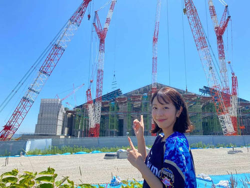 ボールパーク「Fビレッジ」を訪れるタレント本郷杏奈