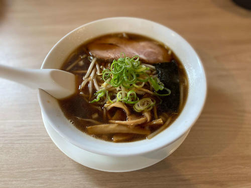 北広島市内にある「らーめん北の丸」おすすめの鶏がらしょうゆらーめん（撮影・山崎純一）