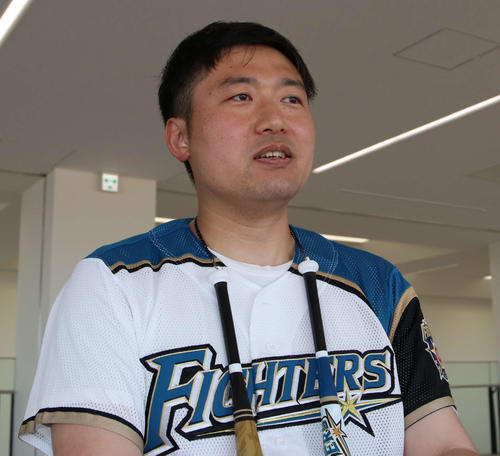 ファイターズ愛を語る北広島市在住の池田さん（撮影・山崎純一）