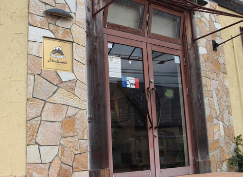 北広島市内に店を構える「パティスリー　モンタンベール」（撮影・山崎純一）
