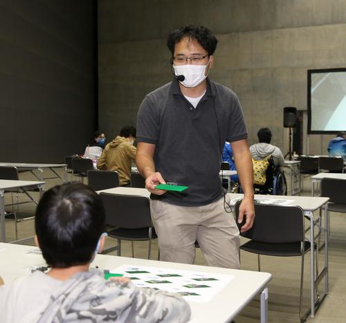 札幌ドームで行われたイベントで、子供たちにレゴブロックの作り方を指導する三井さん
