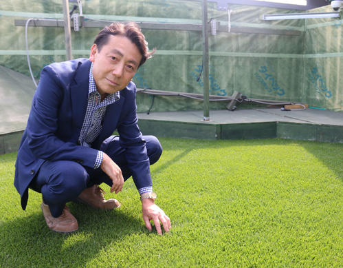 天然芝検証施設で研究する大林組の十河氏（撮影・田中彩友美）