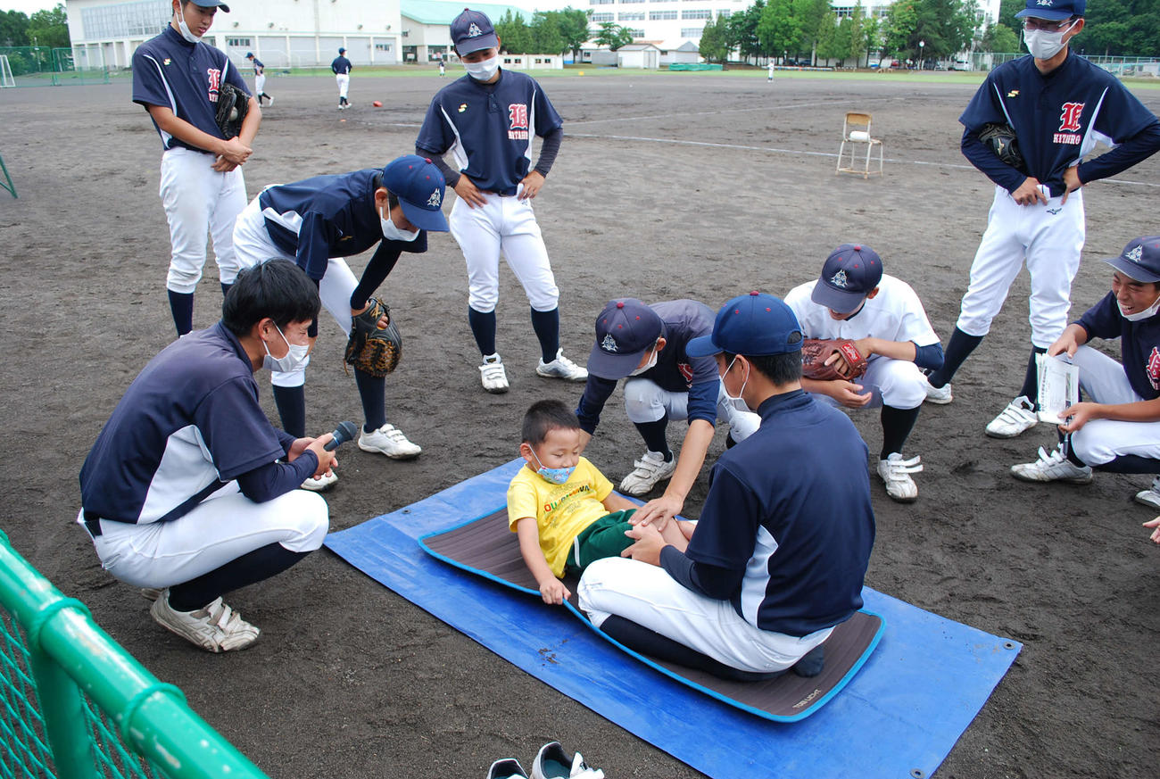 北広島高のボールパーク委員会が主催した「キッズフェスタ」の様子（北広島高提供）