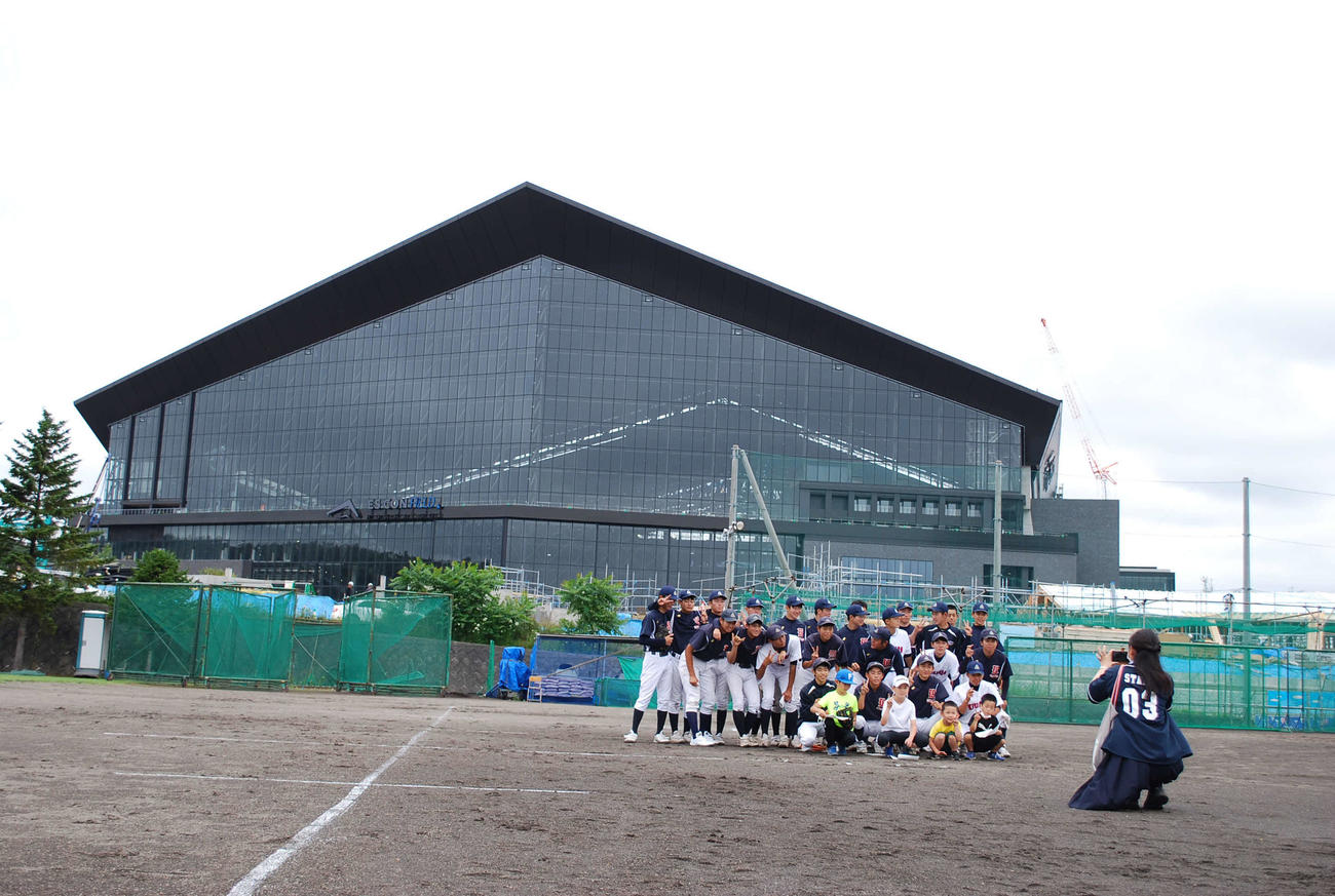 北広島高のボールパーク委員会が主催した「キッズフェスタ」の様子（北広島高提供）