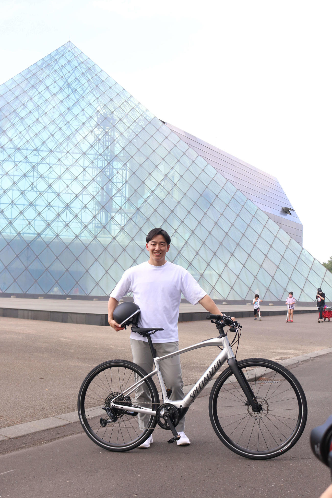 スペシャライズド社製のe－Bikeを試乗する斎藤氏（撮影・田中彩友美）