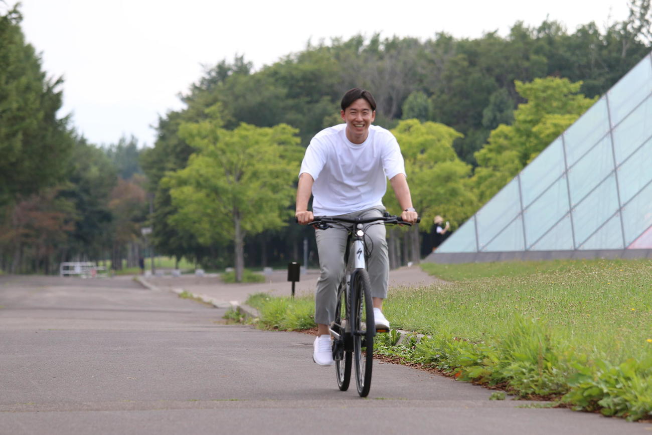 スペシャライズド社製のe－Bikeを試乗する斎藤氏（撮影・田中彩友美）