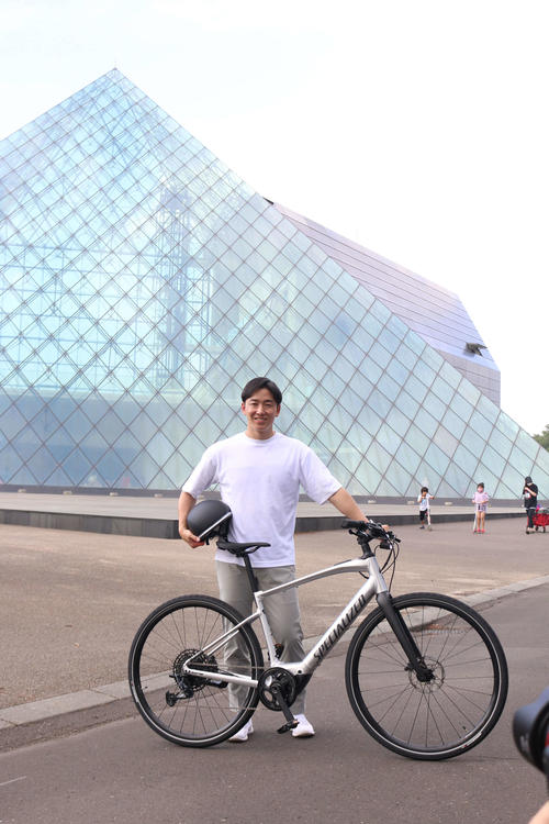スペシャライズド社製のe－Bikeを試乗する斎藤氏（撮影・田中彩友美）