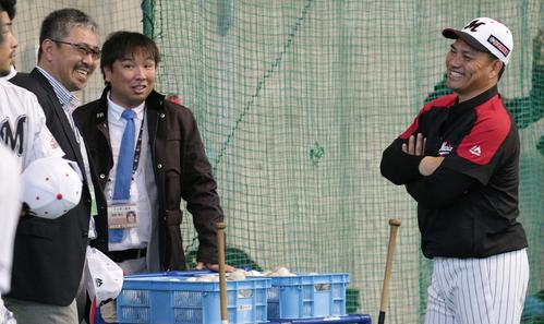 小宮山氏(左)、里崎氏(中央)と会話をするロッテ井口監督(撮影・中島郁夫)