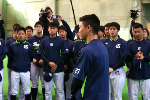 練習前、ナインにあいさつするヤクルト青木宣親（１８年２月７日撮影）